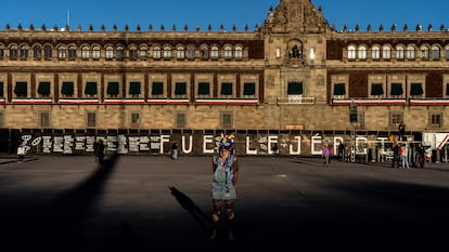 "Fue el ejército", leen las vallas que se colocaron enfrente de Palacio Nacional. 