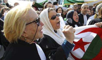 Abogadas argelinas protestan contra Buteflika ante el consejo constitucional el pasado 7 de marzo en argel.