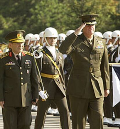 El comandante supremo de la OTAN en Europa, James Jones, saluda a las tropas turcas.