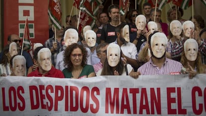 Los periodistas de El Correo de Andalucía, con la careta del dueño del diario, Antonio Morera.