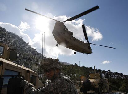 Un helicóptero estadounidense despega durante una operación militar en Nawapass, provincia de Kunar, al este de Afganistán.