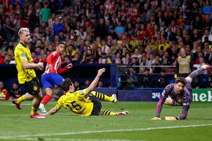 Samuel Lino, tras conseguir el segundo gol del equipo rojiblanco durante el encuentro correspondiente a los cuartos de final de la Liga de Campeones.
