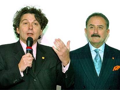 Thierry Breton, micrófono en mano, presenta al nuevo director general de Orange, Solomon Trujillo.