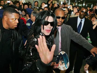 Michael Jackson, rodeado de guardaespaldas a su llegada a Tokio.
