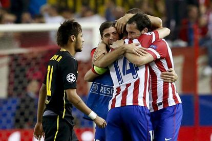Los jugadores del Atlético de Madrid, celebran la victoria junto a Neymar 