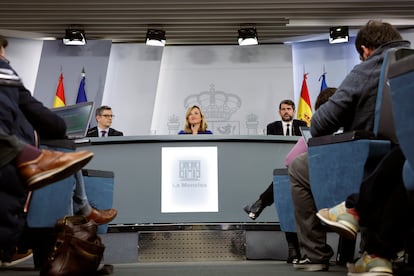 Félix Bolaños, Pilar Alegría y Ernest Urtasun, tras el último Consejo de Ministros.