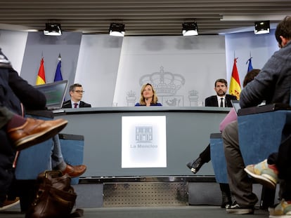 Félix Bolaños, Pilar Alegría y Ernest Urtasun, tras el último Consejo de Ministros.