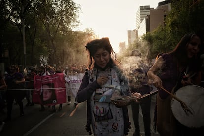 Aracely Osorio,madre de Lesvy Berlín, una víctima de feminicidio participa en la marcha del 25-N en Ciudad de México. 