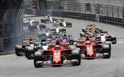 Kimi Raikkonen encabeza la carrera durante la salida.