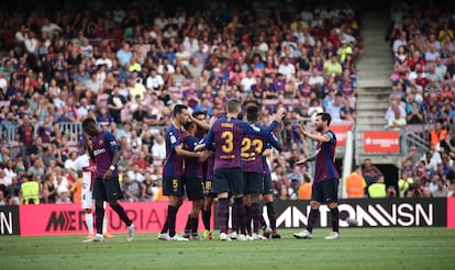 Els jugadors del FC Barcelona celebren la victòria al Camp Nou.