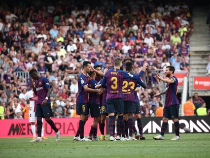 Els jugadors del FC Barcelona celebren la victòria al Camp Nou.