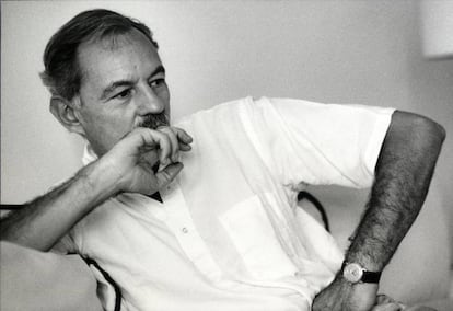 Eduardo Mendoza, en una entrevista a casa seva de Barcelona, el 1990.