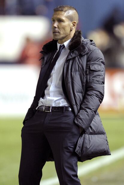 El entrenador argentino del Atlélico de Madrid, Diego Pablo Simeone, durante el partido de Liga ante Osasuna en el Estadio Reyno de Navarra, en Pamplona.