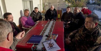 Lasse (with his back to the camera) gives a Norwegian class in his house in San Pedro de Alc&aacute;ntara, Marbella.