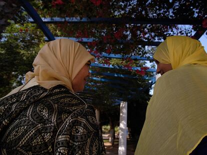 Dos mujeres marroquíes, trabajadoras del servicio doméstico, hablan en un parque de la ciudad de Melilla, el pasado mes de septiembre.