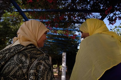 Dos mujeres marroquíes, trabajadoras del servicio doméstico, hablan en un parque de la ciudad de Melilla, el pasado mes de septiembre.