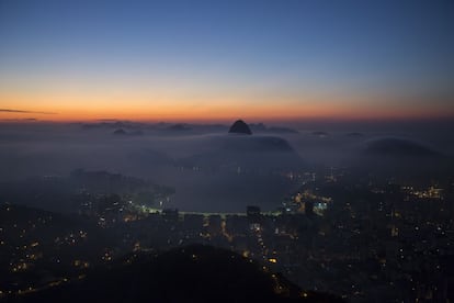 La Bahía de Guanabara bajo el manto de niebla de la mañana cuando el sol empieza a subir sobre Río de Janeiro, Brasil.