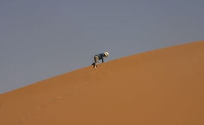 Un ni&ntilde;o en una duna del desierto del S&aacute;hara.