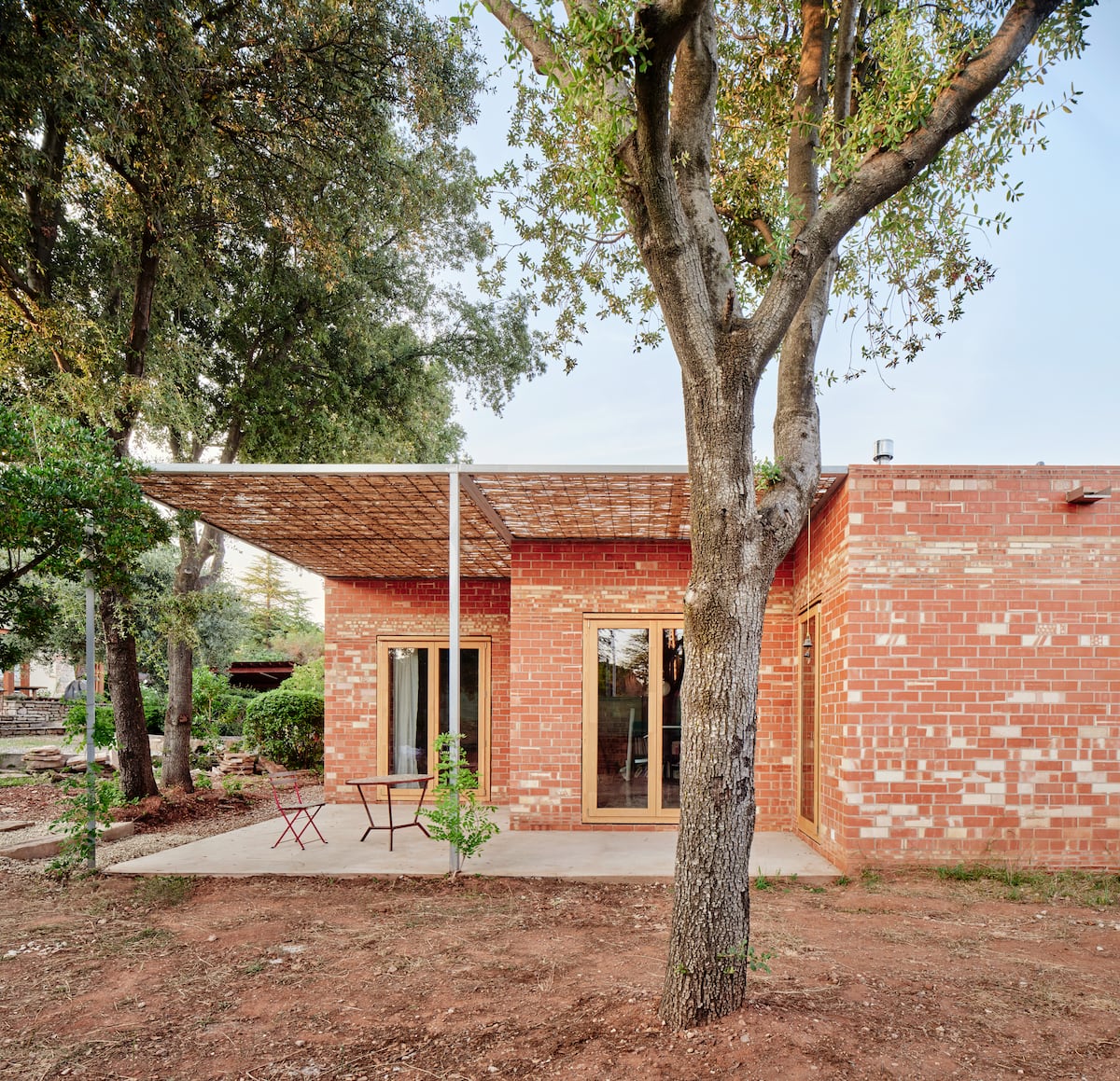 Un refugio climático en Barcelona: así es la casa de 26.000 ladrillos que  evita el frío y el calor sin ninguna climatización | ICON Design | EL PAÍS, image size:1200x1159