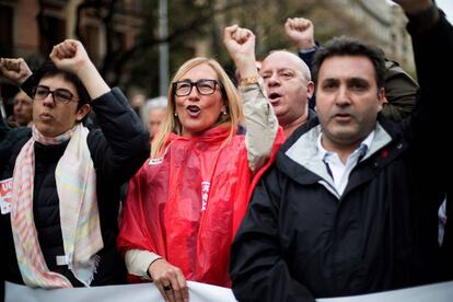 Manifestación en favor de unas pensiones y unos salarios dignos por las calles de Barcelona.