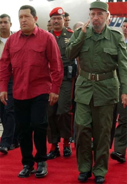 El presidente Hugo Chávez recibe a Fidel Castro a su llegada a Venezuela.