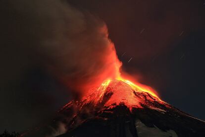 El Servei de Geologia i Mineria (Sernageomin) ha indicat que el Villarrica està "en erupció estromboliana feble i intermitent".