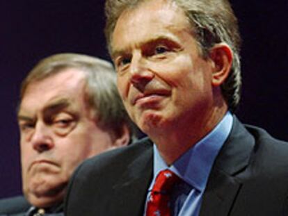 Tony Blair y John Prescott, ayer, escuchan el discurso de Ian McCartney.
