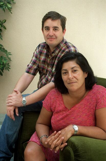 Almudena Grandes y su marido, Luis García Montero, en El Escorial (Madrid) en 2002.