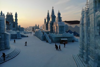 Uma torre de gelo de 45 metros de altura foi construída em 15 dias, usando 110.000 metros cúbicos de gelo e outros 120.000 de neve.