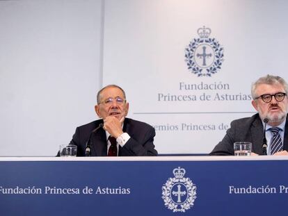 El presidente del Real Patronato del Museo del Prado Javier Solana (izquierda) y el director de la pinacoteca, Miguel Falomir, ayer en Oviedo.