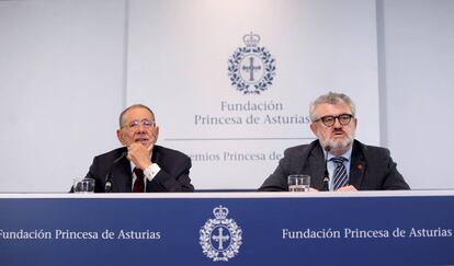 El presidente del Real Patronato del Museo del Prado Javier Solana (izquierda) y el director de la pinacoteca, Miguel Falomir, ayer en Oviedo.