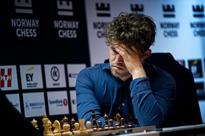 Carlsen reflexiona durante su partida contra Praggnanandhaa de este miércoles