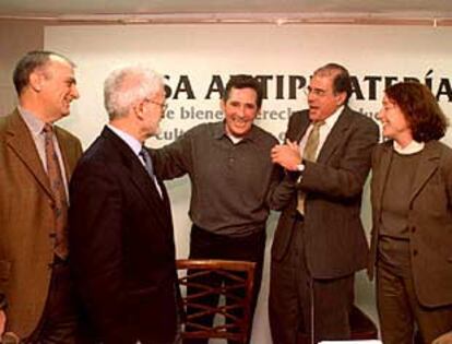 De izquierda a derecha, Carlos Grande, gerente de Afyve; Juan Mollá, presidente de CEDRO; Miguel Ríos, Juan Luis Galiardo y Rosa Regàs, en Madrid.