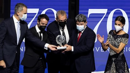 The winners of the Planeta Prize, Agustín Martínez, Jorge Díaz and Antonio Mercero, with King Felipe VI and Queen Letizia.