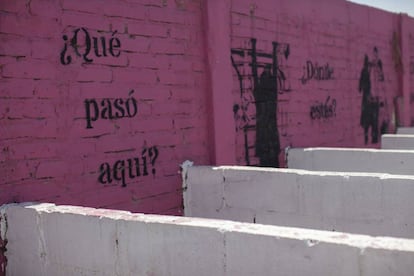 Pintadas que hicieron para inaugurar el memorial, en la pared de los cubículos donde criaban a los gallos.