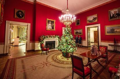 Un abeto navideño preside la famosa Sala Roja de la Casa Blanca.