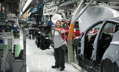 La cadena de montaje del Seat Le&oacute;n, en la f&aacute;brica de Martorell. 