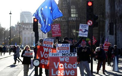 Manifestantes favorables y contrarios al Brexit, este lunes en Bruselas.