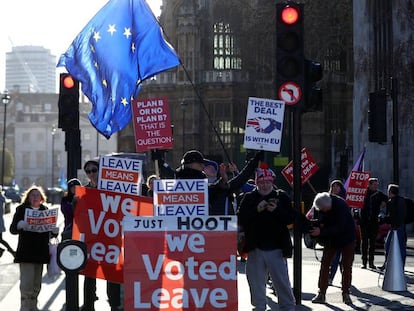 Manifestantes favorables y contrarios al Brexit, este lunes en Bruselas.