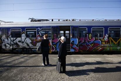 Un tren pintado con grafitis en la estación central de Zagreb.
