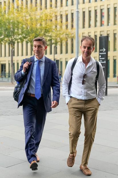 Josep Santacana (a la derecha) junto a su abogado a su llegada a la Ciutat de la Justicia de Barcelona.
