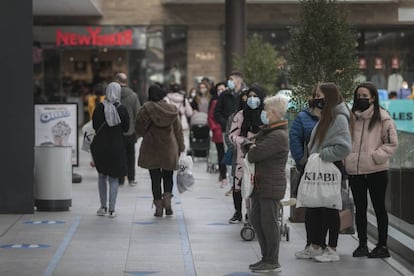 Colas en un centro comercial de Barcelona durante la pandemia.MASSIMILIANO MINOCRI