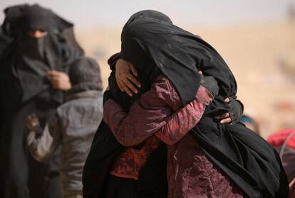 Duas mulheres se abraçam perto da cidade de Baghuz, na província síria de Deir Ezzor, em 7 de março.