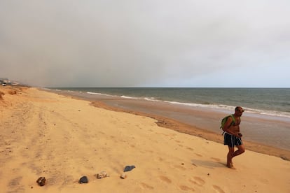 La nube de humo del incendio de Doñana se adentra en el mar.