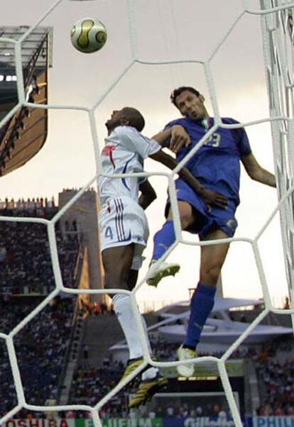 Materazzi disputa un balón con Vieira.