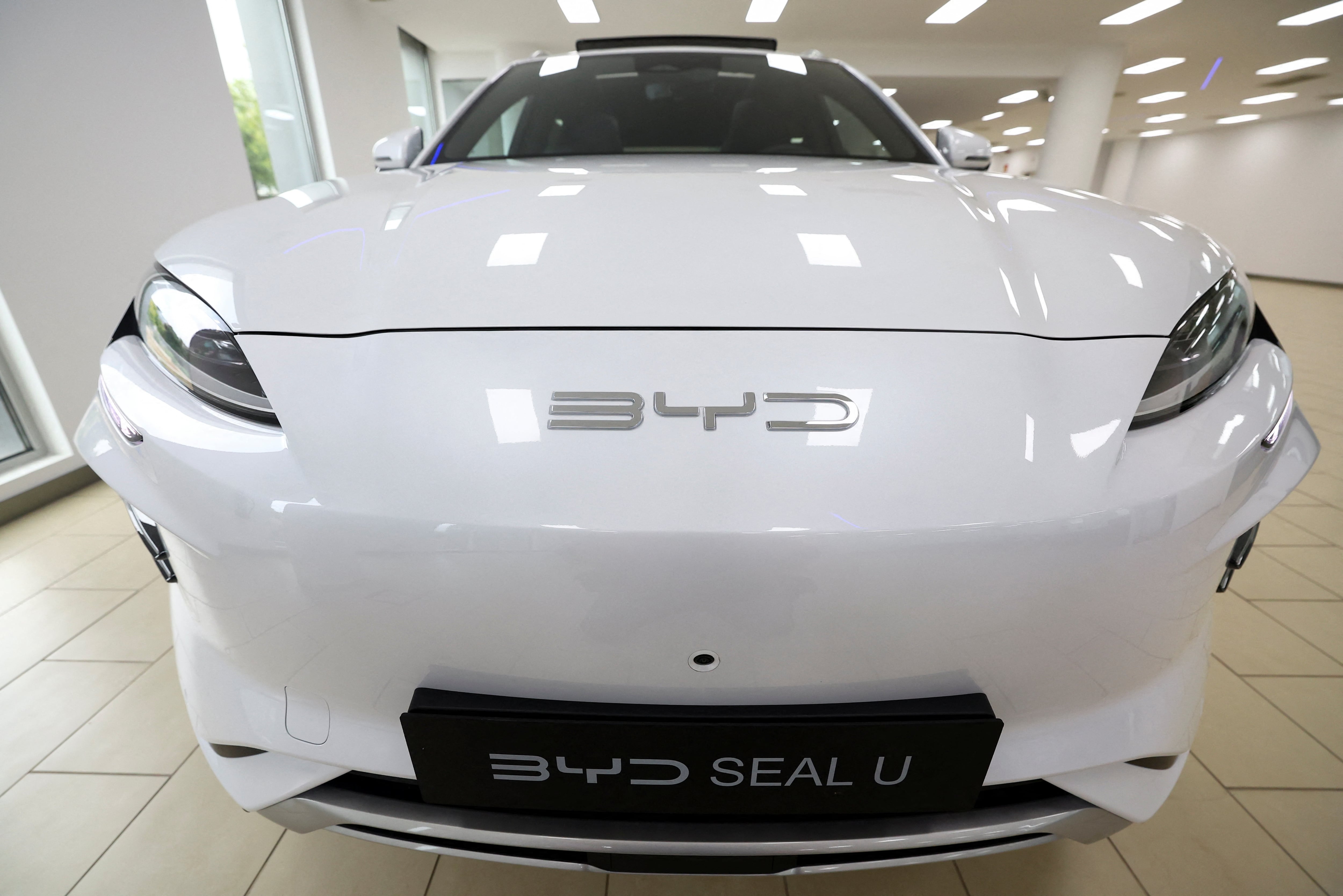 Un coche BYD Seal U expuesto en un concesionario de Barcelona.