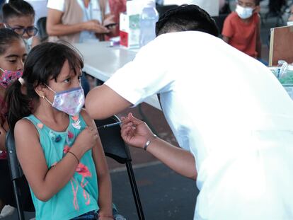 Una niña recibe la primera dosis de la vacuna contra la covid-19, en Cancún, Estado de Quintana Roo.