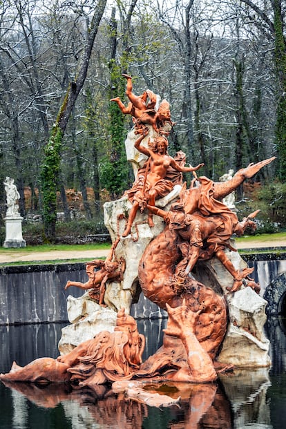 La restaurada fuente de Andrómeda, que se ha puesto en funcionamiento ochenta años después, en el Palacio de la Granja. 