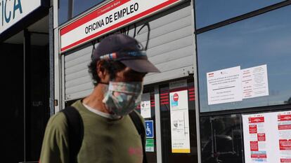 Un hombre pasa ante una oficina de empleo en Madrid.