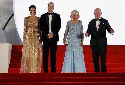 Guillermo y Kate Middleton, duques de Cambridge, llegan al estreno de 'Sin tiempo para morir', de James Bond junto a Camila, duquesa de Cornualles, y Carlos de Inglaterra, príncipe de Gales.